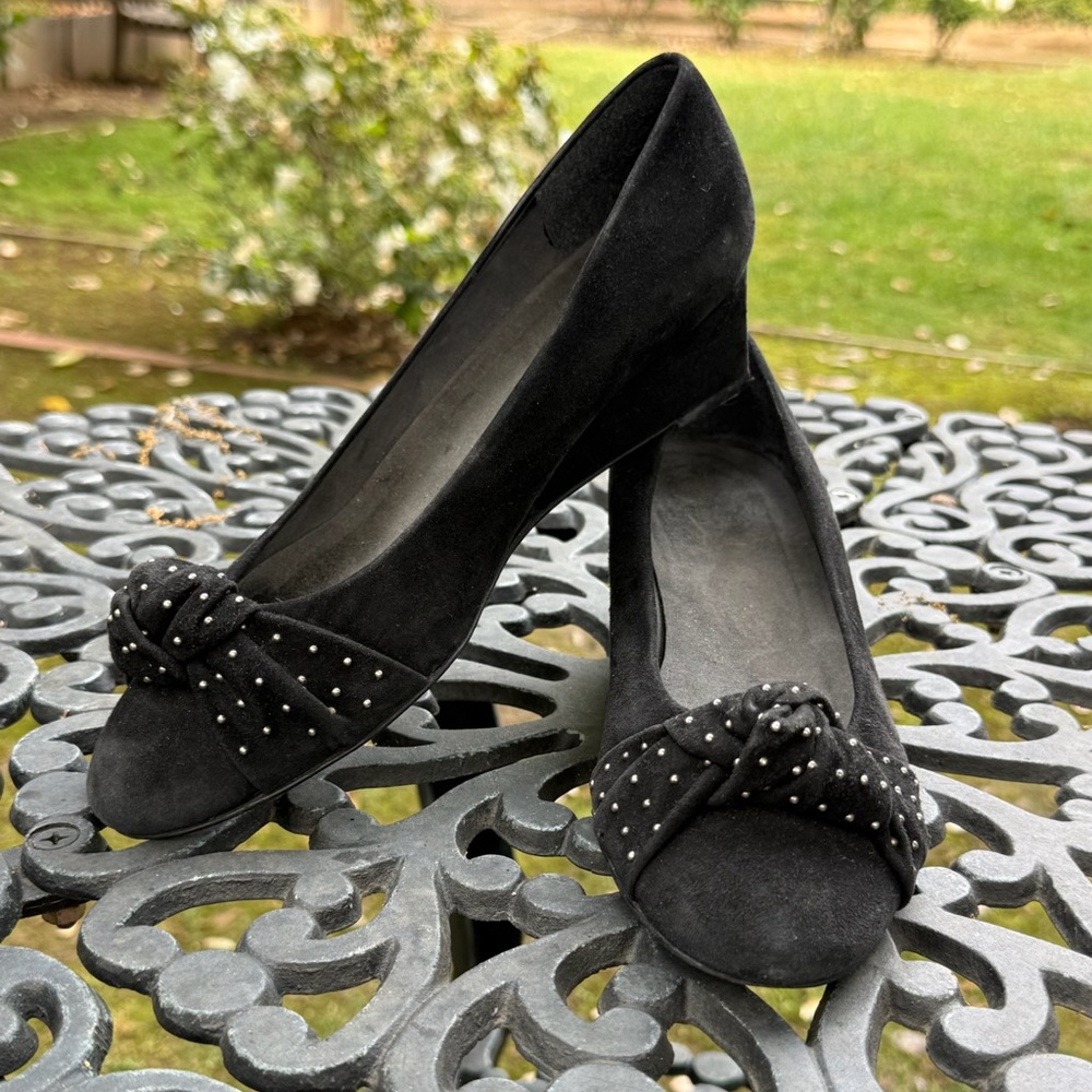 Stuart Weitzman "Dotsun" suede low wedge pumps - size 7M